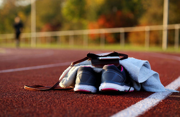 Kengät ja osat naisten urheilullinen radalla iltapäivällä
 - Valokuva, kuva