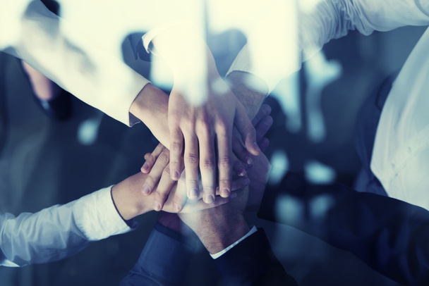 Obchodní lidé dávat ruce dohromady. Koncept spouštění, integrace, týmové spolupráce a partnerství. Dvojitá expozice - Fotografie, Obrázek