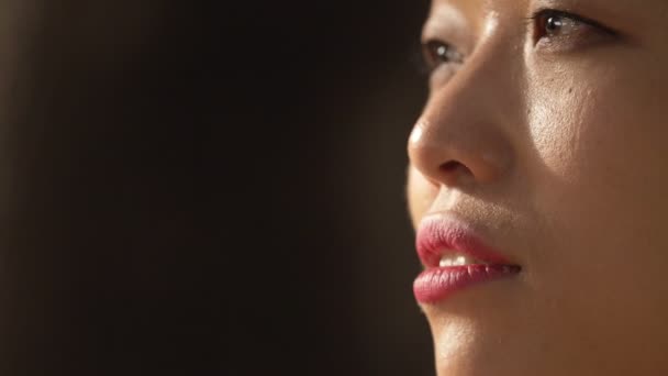 Młoda atrakcyjna Azjatycka Kobieta w parku - Materiał filmowy, wideo