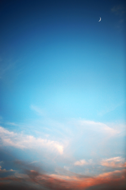 Beau coucher de soleil, ciel bleu profond et lune
 - Photo, image