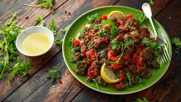 Linzen salade met geroosterde rode paprika, courgette en droge tomaten, citroen. gezond eten, vegetarische en veganistische stijl. - Foto, afbeelding