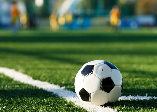 pelota de fútbol clásica en blanco y negro en la hierba verde del campo. Juego de fútbol, entrenamiento, concepto de hobby. con espacio de copia
  - Foto, Imagen