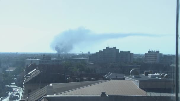 ogromna chmura dym z pożaru w mieście - Materiał filmowy, wideo