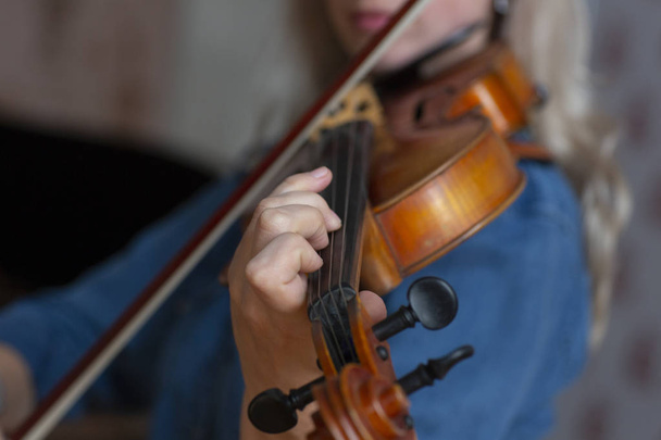 Girl playing the violin. Hand of a girl and a fiddle. Close-up portrait - Foto, immagini