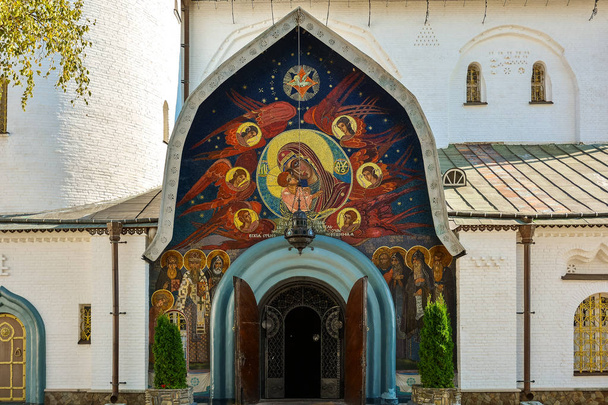 Religieus gebouw, orthodoxe christelijke kathedraal met gouden koepels. Trinity kathedraal, Heilige Dormition Pochayiv Lavra in Oekraïne. - Foto, afbeelding