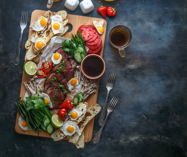 A hús, tojás, zöldség, gomba, lapos laikus másol hely a daraboló-board. - Fotó, kép