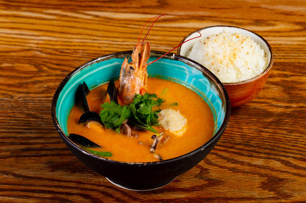 Soupe thaïlandaise Tom Yam aux fruits de mer
 - Photo, image