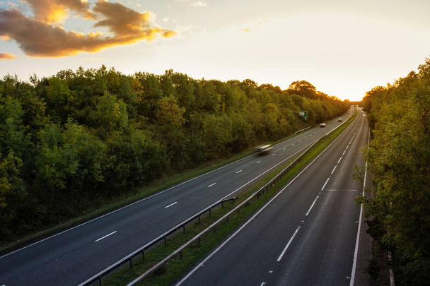 Britské Dvouproudá silnice při západu slunce - Fotografie, Obrázek