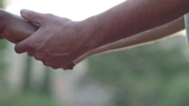 Amore multietnico.mani di donna africana e uomo bianco che si stringono
 - Filmati, video