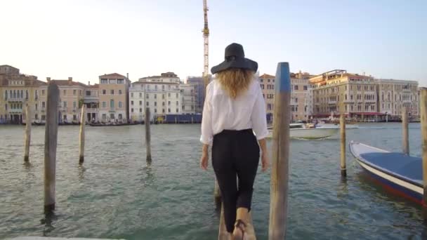 Ragazza che cammina a Venezia vicino alle gondole
 - Filmati, video
