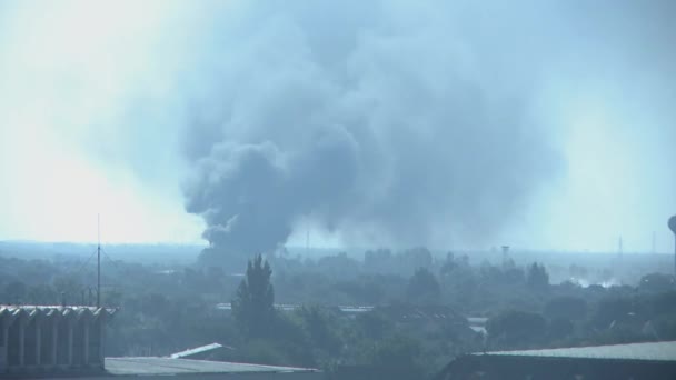 una enorme nube de humo del fuego en la ciudad
 - Imágenes, Vídeo