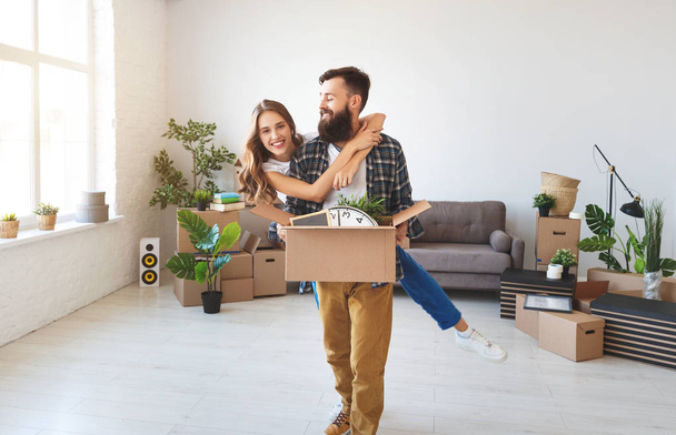 Ein glückliches junges Ehepaar zieht in neue Wohnungen - Foto, Bild