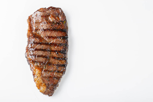 смажена мармурова смуга стейка з яловичини ізольована на білому тлі, вид зверху з місцем для тексту
 - Фото, зображення