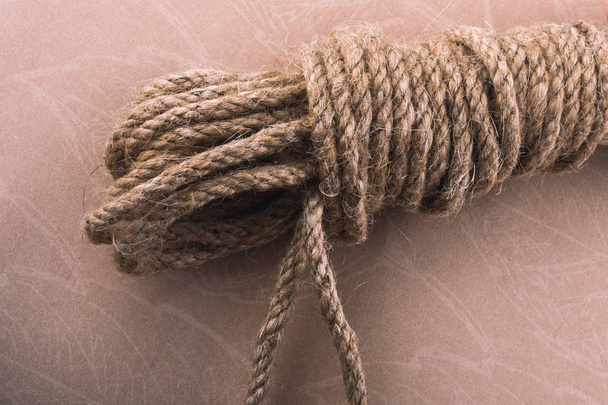 Pacote de corda de linho em um fundo marrom
 - Foto, Imagem
