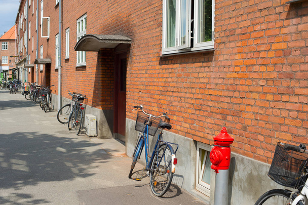 Bicycles along the apartmnent building wall. Copenhagen, Denmark - Foto, immagini
