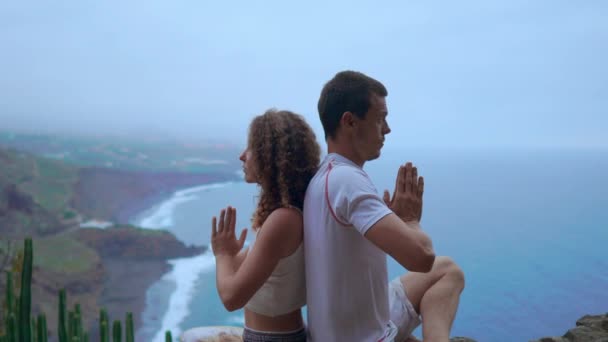 Двое мужчин и женщина концепция здоровой жизни в горах на острове с Атлантическим океаном
 - Кадры, видео