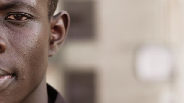 Grave orgoglioso giovane africano americano uomo che fissa fotocamera-outdoor-mezza faccia
 - Filmati, video