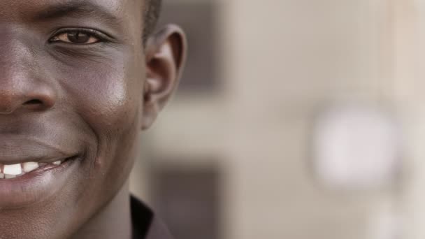 Smiling happy young american african man- half face - Filmagem, Vídeo