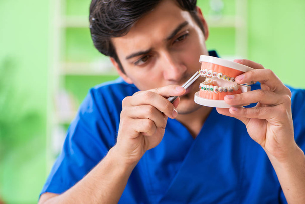 Dentysta pracujący nad nowym implantem zębów  - Zdjęcie, obraz