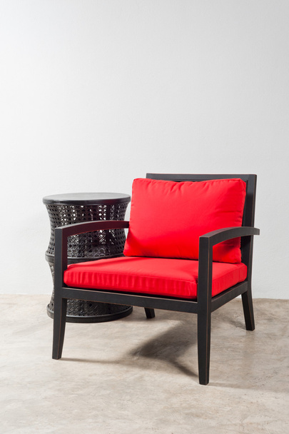 zwarte rode stoel en koffietafel - Foto, afbeelding