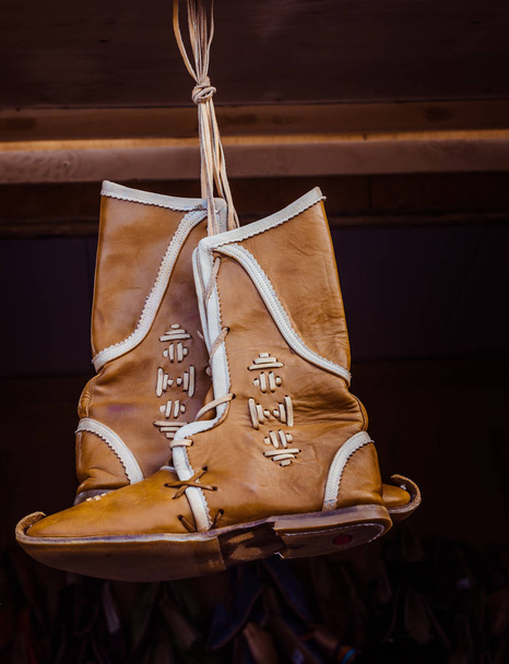 Set traditioneller handgemachter Lederschuhe auf einem Basar - Foto, Bild