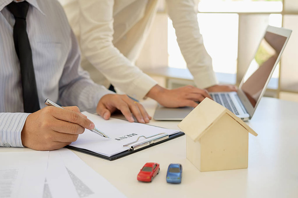 Nieruchomość pośrednik dom mieszkalny i wynajem samochodów umowa sprzedaży - Zdjęcie, obraz