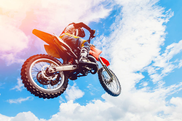 egy motorkerékpár versenyző részt vesz a motocross, a repülés, ugrik, és leveszi a kiindulópontként ellen az égen. Koncepció extrém pihenés. - Fotó, kép