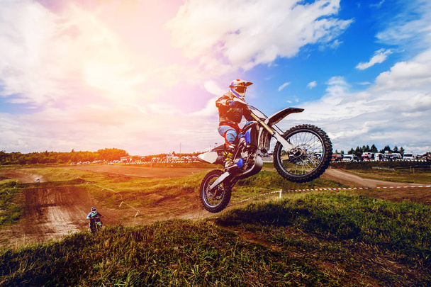 Motocycle συμμετέχει στο motocross - Φωτογραφία, εικόνα