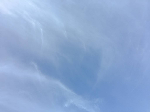 Nube de belleza sobre un fondo de cielo azul. Nubes cielo. Cielo azul con clima nublado, nube de naturaleza. Nubes blancas, cielo azul y sol
 - Foto, Imagen