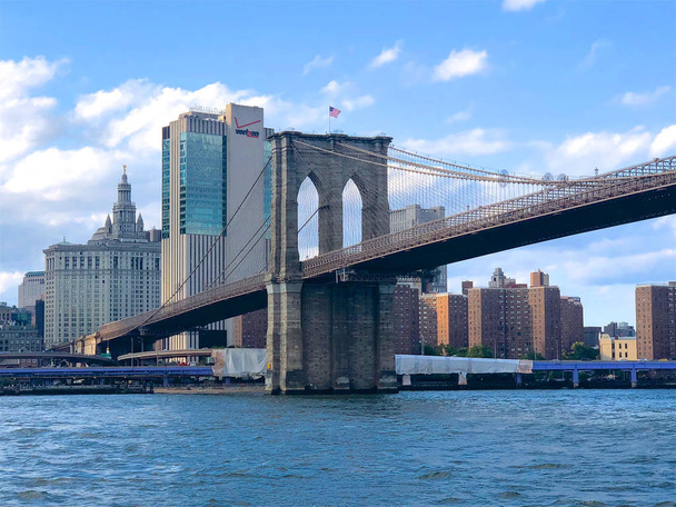 Výhled na Brooklyn Bridge a Manhattan, New York City Downtown. New York City, ohromující panoramatický výhled na panorama Manhattanu a Brooklyn bridge. - Fotografie, Obrázek