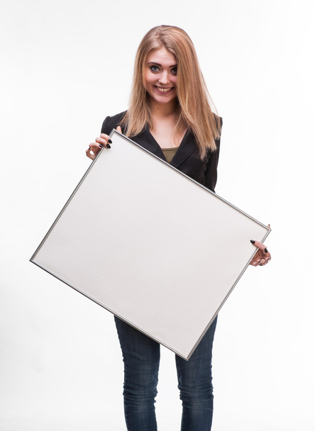 Portrait d'une jeune femme tenant un panneau d'affichage vide
 - Photo, image