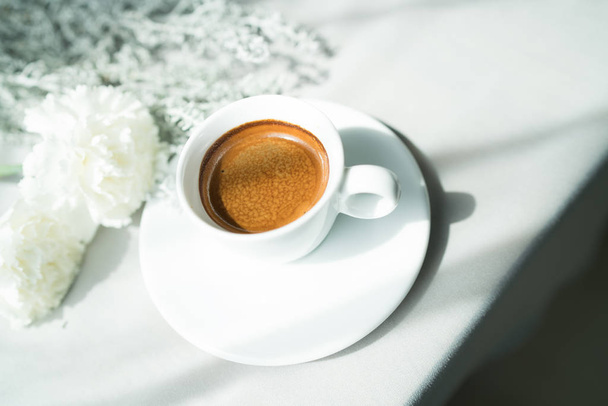 białe filiżanka espresso Kawa i beza ciasteczek na drewnianym stole widok z góry, suszonych kwiatów tła, śliczny śniadanie w kawiarni - Zdjęcie, obraz