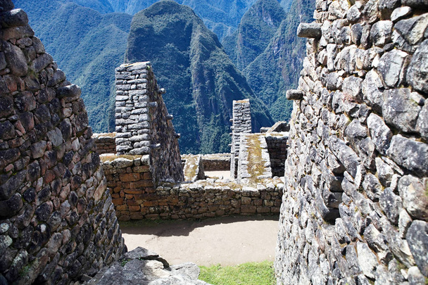 Widok z starożytnego miasta Inca Machu Picchu. Wieku 15-th Inca witryny. 'Zaginione miasto Inków". Ruiny Sanktuarium Machu Picchu. Wpisanego na listę światowego dziedzictwa UNESCO. Peru - Zdjęcie, obraz