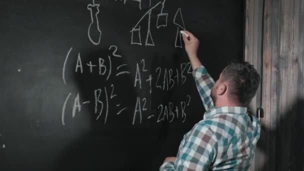 Geniální matematik zralé přináší newyorské burzy a doplňuje esej komplikovaných matematických vzorců rovnice - Záběry, video