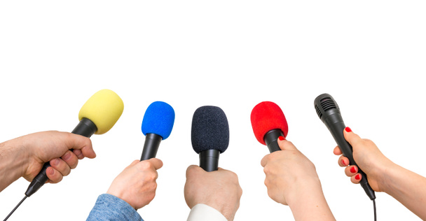 Manos de reporteros con muchos micrófonos aislados sobre fondo blanco - periodismo y concepto de radiodifusión
 - Foto, imagen