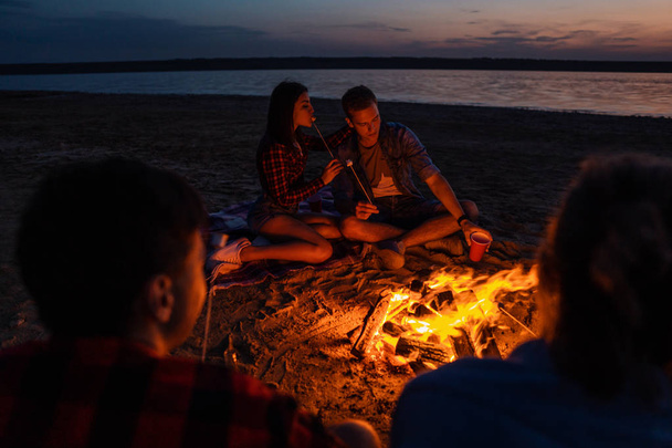 Sahilde piknik şenlik ateşi ile genç arkadaşlar - Fotoğraf, Görsel
