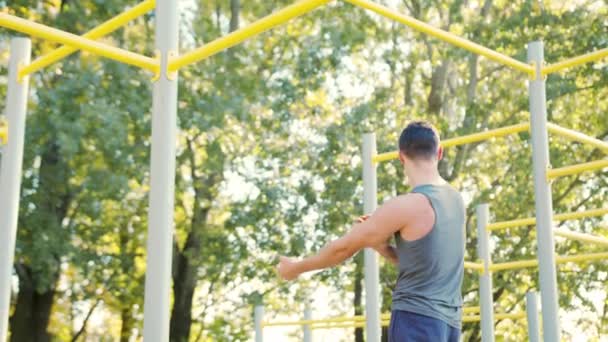 男性のゲーム交流アスレチックウェアド プルアップ筋力トレーニング運動 - 映像、動画