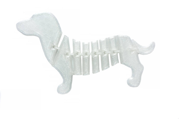 Яркий светло-белый объект в форме собачьей игрушки, напечатанный на 3D-принтере - Фото, изображение