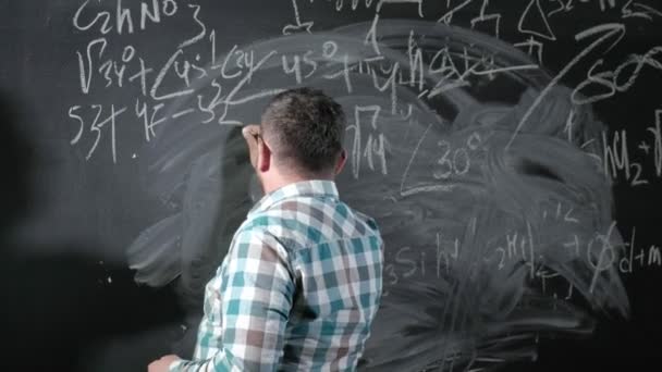 Érett zseniális matematikus hozza a nagy táblára, és befejezi egy esszé bonyolult matematikai képlet egyenlet - Felvétel, videó