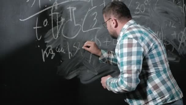 Um matemático maduro brilhante traz um quadro grande e completa um ensaio Equação de fórmula matemática complicada
 - Filmagem, Vídeo