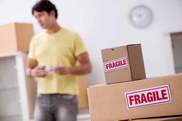 Man moving house and relocating with fragile items - 写真・画像