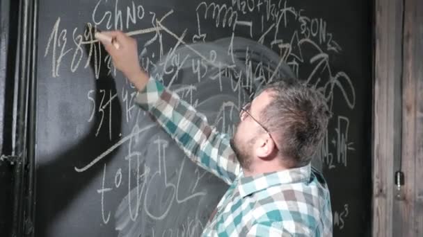 Um matemático maduro brilhante traz um quadro grande e completa um ensaio Equação de fórmula matemática complicada
 - Filmagem, Vídeo