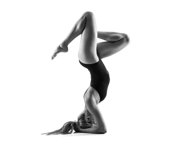 Mladá blond žena v maillot cvičí jóga cvičení - Fotografie, Obrázek