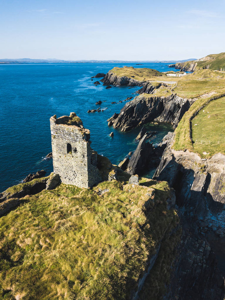Castle in island above the sea in Ireland - Фото, зображення