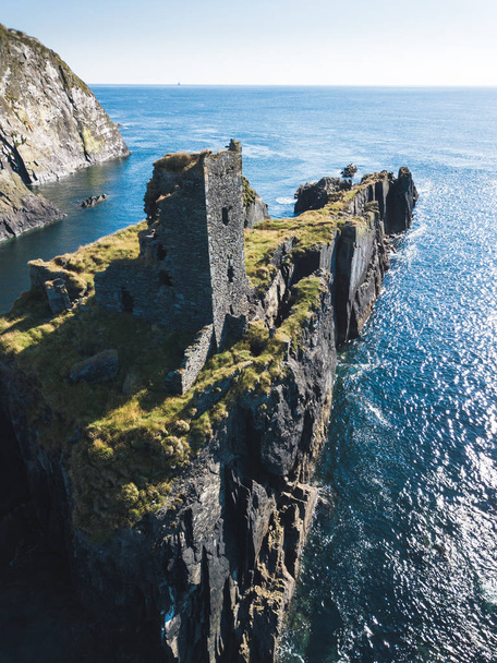 Castle in island above the sea in Ireland - Foto, afbeelding