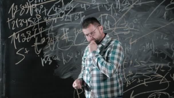 Блискучий зрілий математик приносить велику дошку і завершує есе Складне математичне рівняння формули
 - Кадри, відео