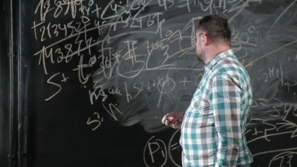華麗な成熟した数学者大きなボードをもたらし、エッセイに複雑な数学数式の方程式を完了 - 映像、動画