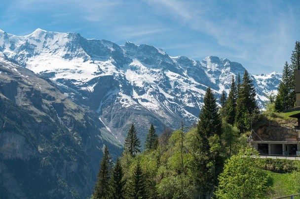 spektakulärer bergblick und wanderweg in der schweizer alpenlandschaft bei stechelberg im bezirk lauterbrunnen, schweiz - Foto, Bild