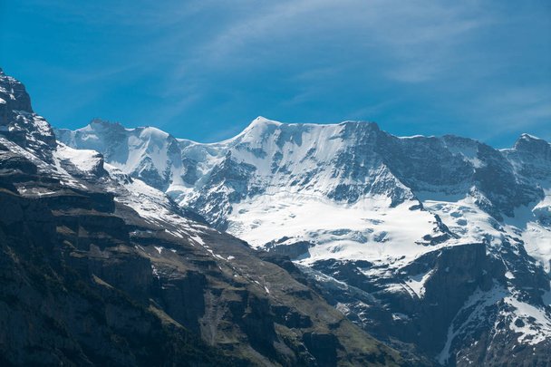 Blick auf den Jungfraugipfel von murren, Bezirk lauterbrunnen, Schweiz. Jungfrau ist einer der Hauptgipfel der Berner Alpen. - Foto, Bild