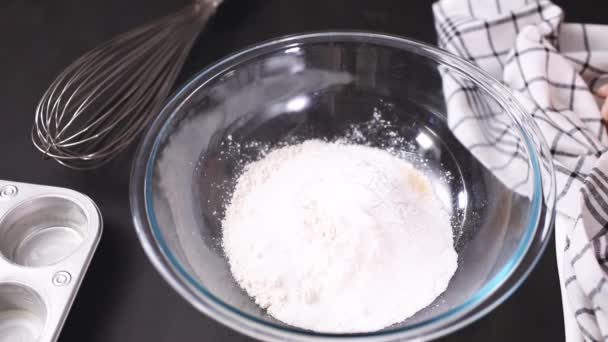 Askel kerrallaan. Leipominen maissileipä muffinsseja metalli muffinssi tina
 - Materiaali, video